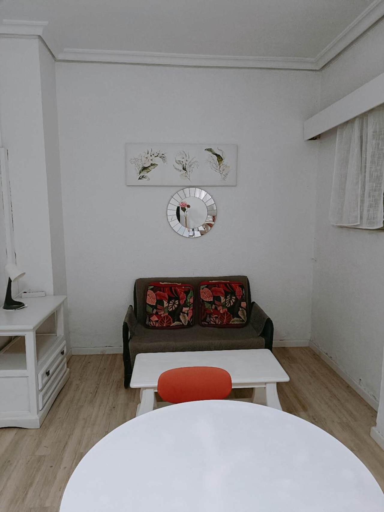 8 Mins Walk To Train Station Low Cost Youth Hostel Sevilla Kültér fotó
