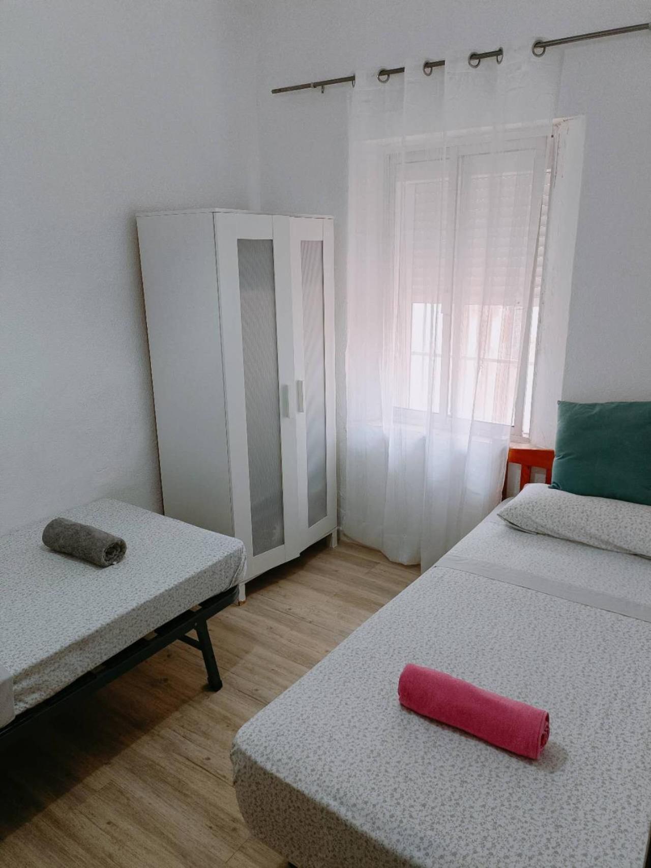 8 Mins Walk To Train Station Low Cost Youth Hostel Sevilla Kültér fotó